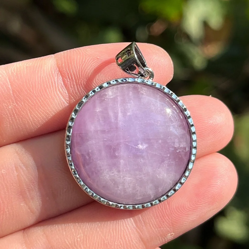 Silver plated round flashy‎ kunzite pendant
